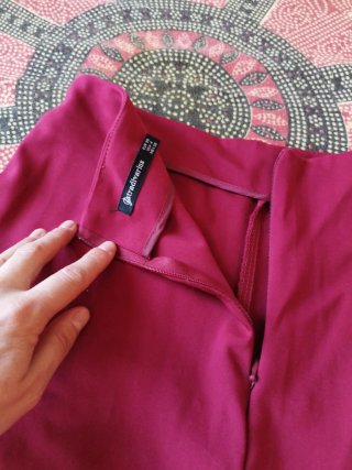 Falda pantalón con cordones. Color granate.