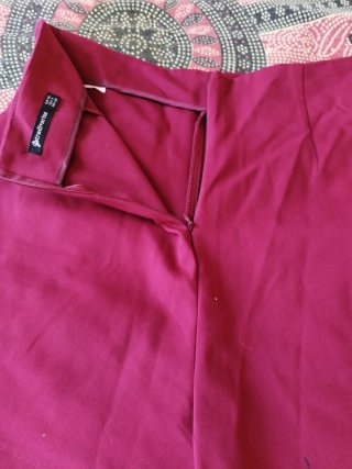Falda pantalón con cordones. Color granate.