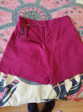 Falda pantalón con cordones. Color granate.