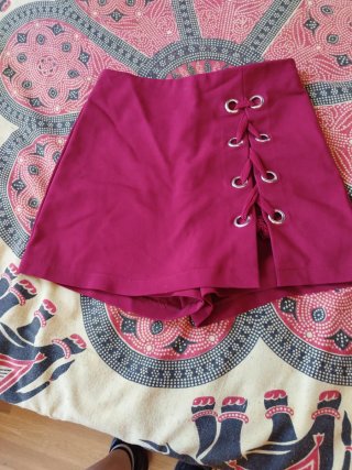 Falda pantalón con cordones. Color granate.