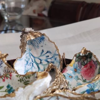 Conchas de ostra y vieiras decoradas a mano