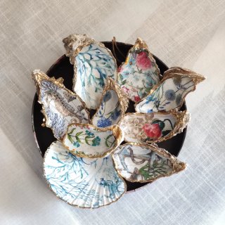 Conchas de ostra y vieiras decoradas a mano