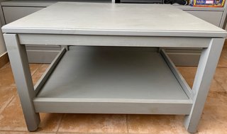 Mesa de centro Havsta en madera gris.