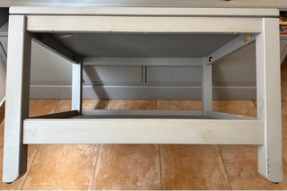 Mesa de centro Havsta en madera gris.