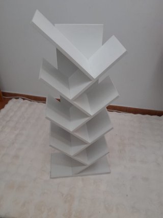 Estantería blanca de madera para libros
