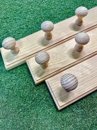 Percheros de madera sin barnizar