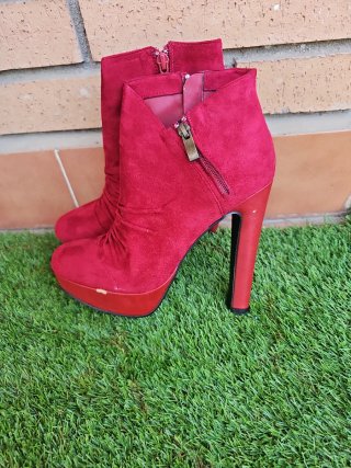 Botines de tacón rojos