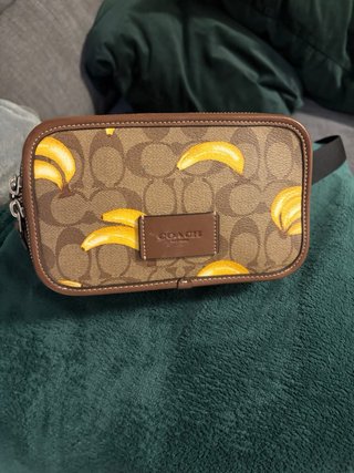 Riñonera Coach con estampado de plátanos