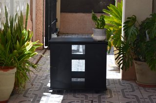 Mesa TV giratoria con ruedas y puertas de cristal