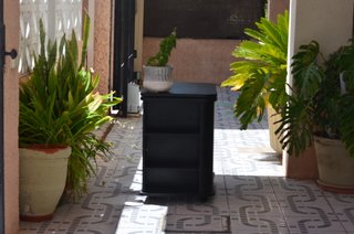 Mesa TV giratoria con ruedas y puertas de cristal