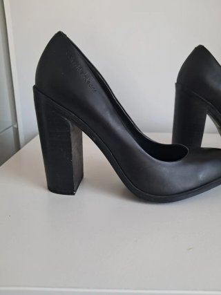 Zapatos de tacón ancho Calvin Klein negros