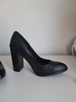 Zapatos de tacón ancho Calvin Klein negros