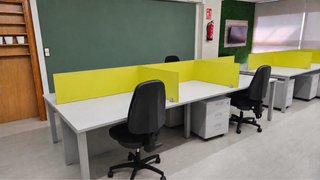 Mesas de oficina blancas y amarillas