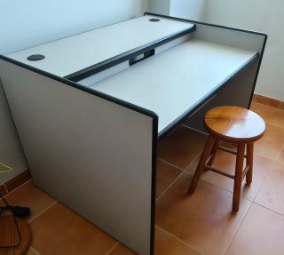Mesa de ordenador gris y negra
