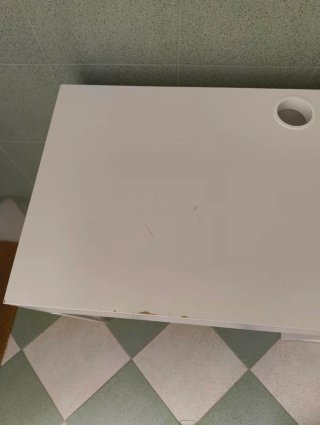 Escritorio blanco con cajón y hueco