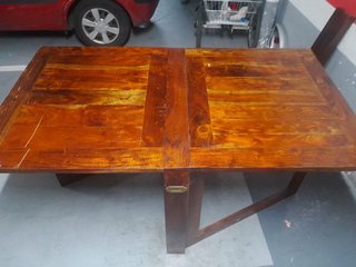 Mesa abatible madera maciza.