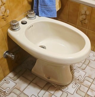 Lavabo de cerámica con pedestal, taza y bidet