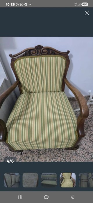 Biombo antiguo y sillas de madera tapizadas