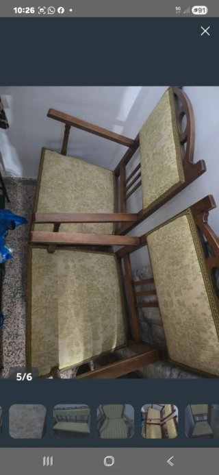 Biombo antiguo y sillas de madera tapizadas