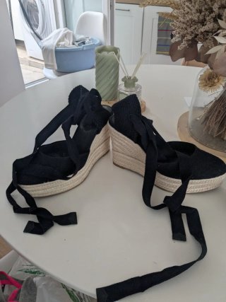 Sandalias cuña negras con lazo