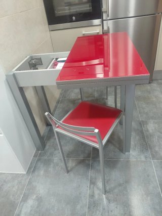 Mesa cocina cristal roja y sillas metal