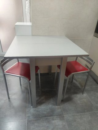Mesa cocina cristal roja y sillas metal
