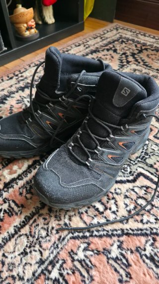 Botas de montaña Salomon negras y naranjas