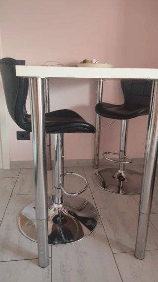 Tavolo alto bianco con 2 sgabelli neri