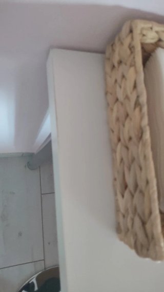 Tavolo alto bianco con 2 sgabelli neri