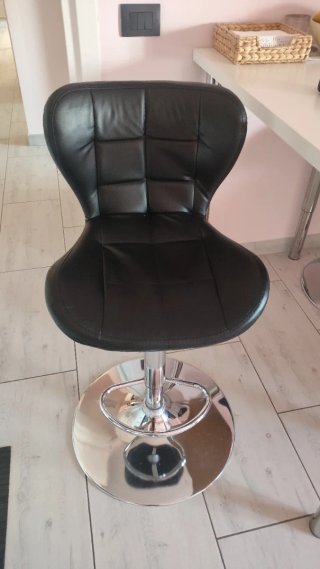 Tavolo alto bianco con 2 sgabelli neri