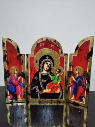 Tríptico religioso madera
