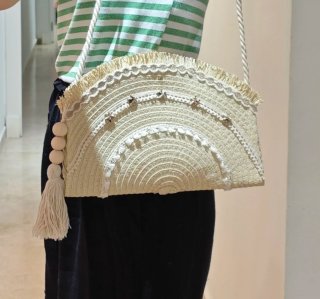 Bolso de paja con abalorios y flecos
