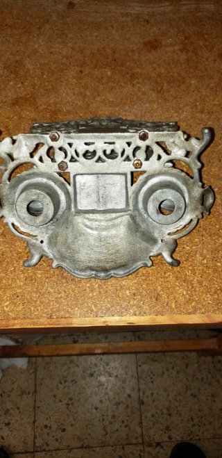 Tintero antiguo de latón con libro