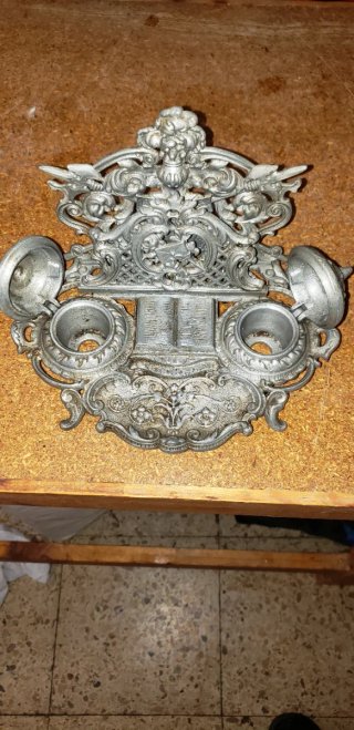 Tintero antiguo de latón con libro