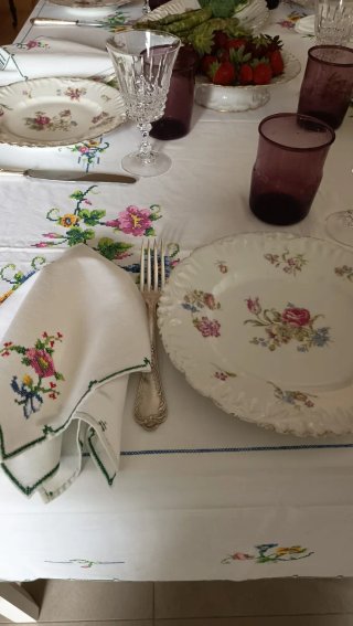 Mantelería antigua bordada + 12 servilletas