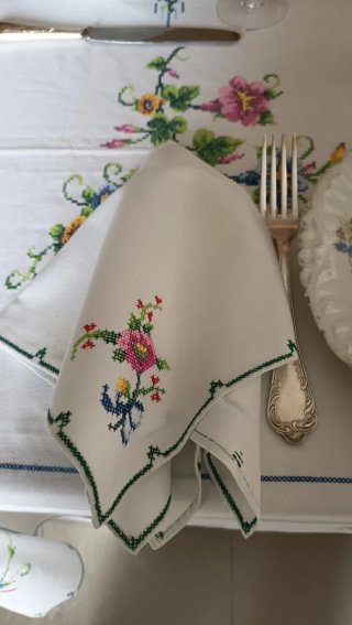 Mantelería antigua bordada + 12 servilletas