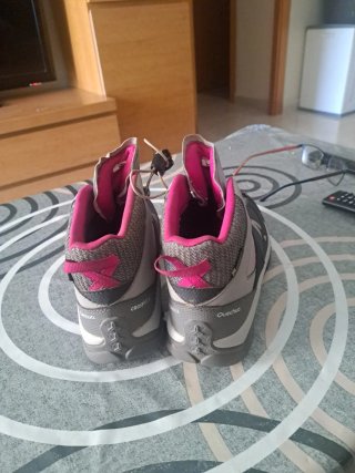 Botas de montaña Quechua grises y rosas
