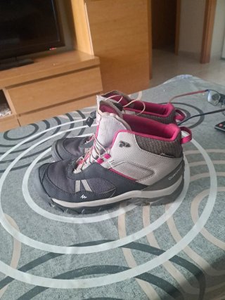 Botas de montaña Quechua grises y rosas
