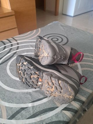 Botas de montaña Quechua grises y rosas