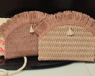 Bolso de mano con flecos y pompón