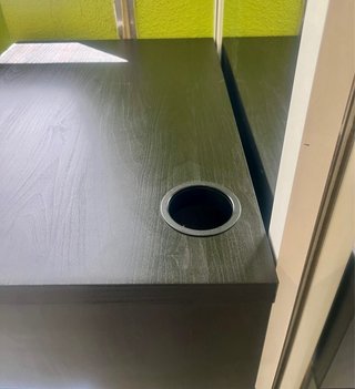 Escritorio madera y metal con pasacables y cajón
