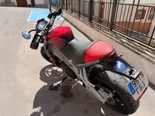Moto Buell XB9SX Roja y Negra