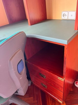Escritorio juvenil con estantería