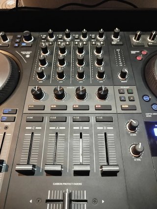 Controladora DJ Traktor Kontrol S4