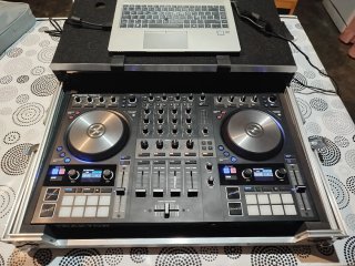 Controladora DJ Traktor Kontrol S4