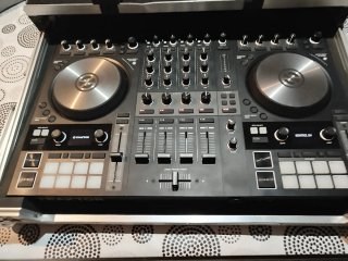 Controladora DJ Traktor Kontrol S4