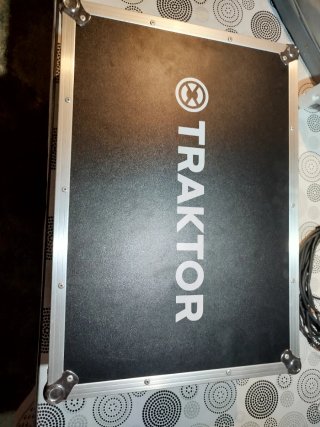 Controladora DJ Traktor Kontrol S4