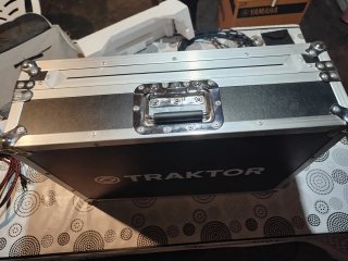 Controladora DJ Traktor Kontrol S4