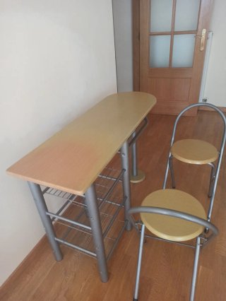 Mesa de cocina con 2 taburetes