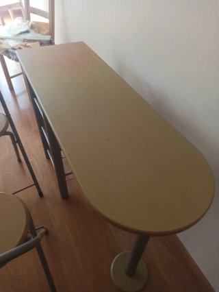 Mesa de cocina con 2 taburetes